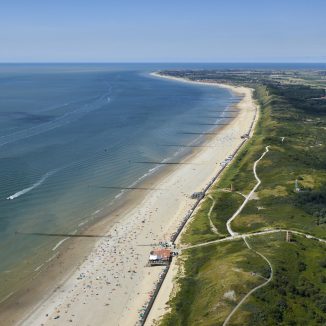 Strand Koudekerke met paalhoofden. Zeeuwse kust en duinen ten zuiden van Zoutelande, Walcheren, Zeeland
© 15 aug 2016  Marco van Middelkoop/Aerophoto-Schiphol 